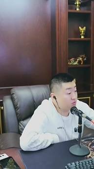 七夜哥气场强，身高1米9