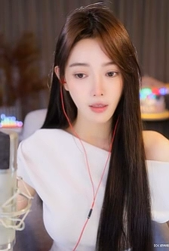芮甜甜送给神豪一辆埃尔法，但是大哥不要