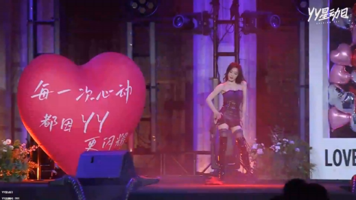 娅儿热舞，尽显热辣好身材！