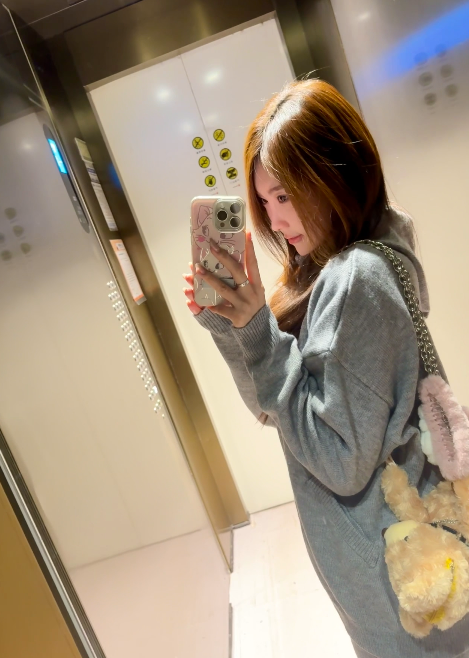 受不了！小温妮晒丝袜美腿照片