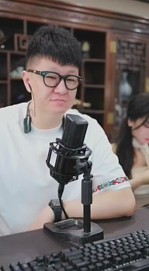 凯奇与大叔虽也喝酒，但不墨迹