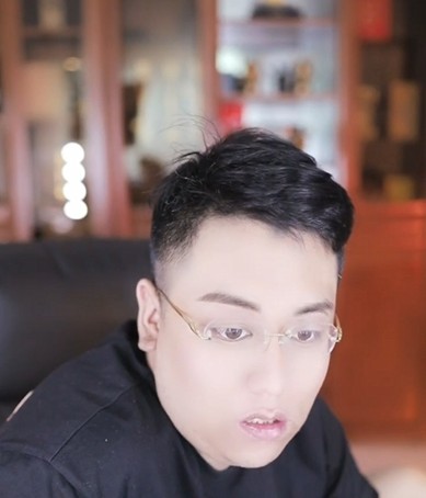 大傻宣见宝哥很害怕，人很好，身边6个保镖