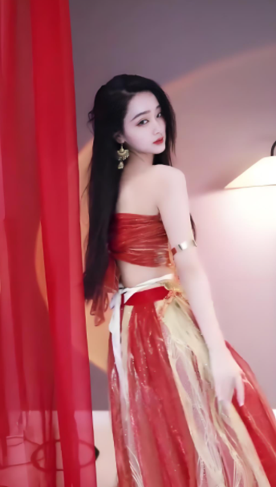 她身材妖娆，舞蹈界的女神，深得舞哥力挺！