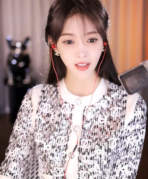 三个摄像头！芮甜甜开启大哥视角