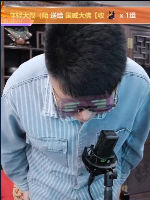 惹事了？大佛鞠躬给大叔道歉