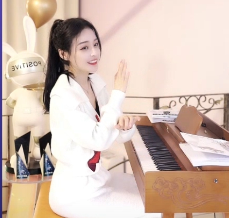 深夜琴声！鱼闪闪学琴俩月能弹曲
