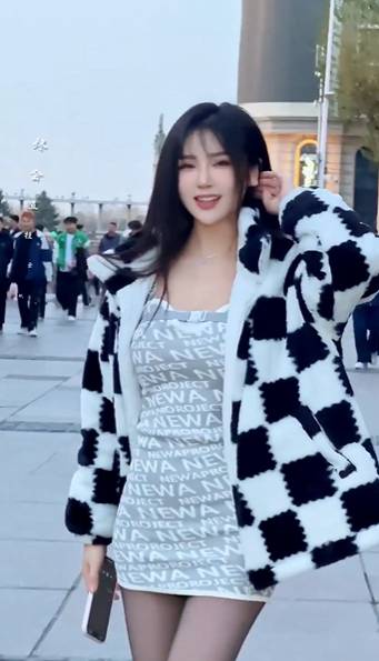 甜美可人，首战成名的她气质高雅