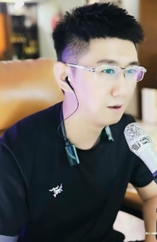 两大神豪与小浩一顿饭就喝一瓶啤酒