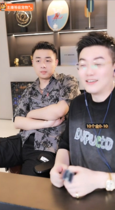 智哥出镜和粉丝打招呼，妥妥大帅哥！