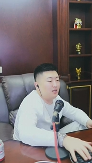 高峰时小洲直播间全是大哥，每天都忙死