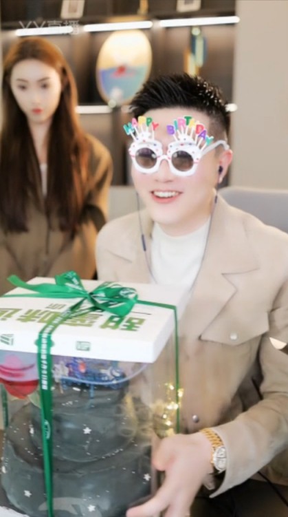 玄宸生日回归，回应在虎娱没有股份！