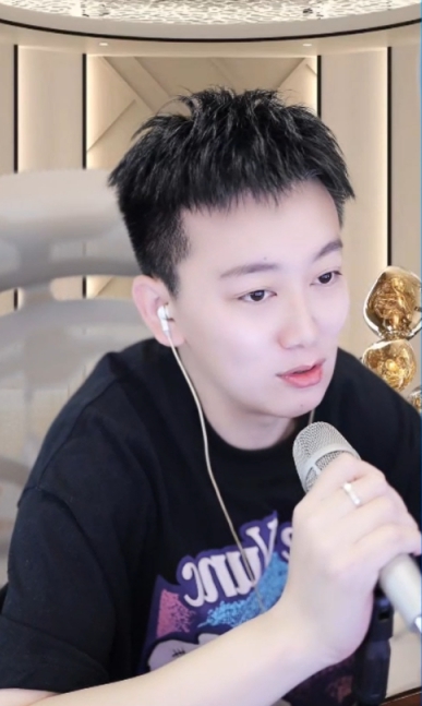 九情背锅，东西全是大哥送的！