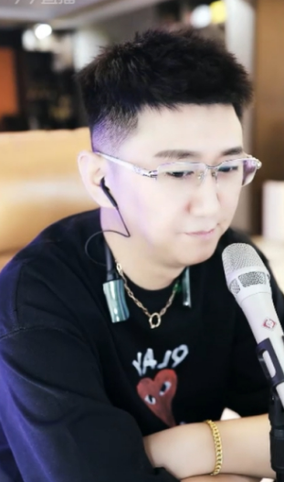 高富帅！小浩曝光神豪红杏哥颜值