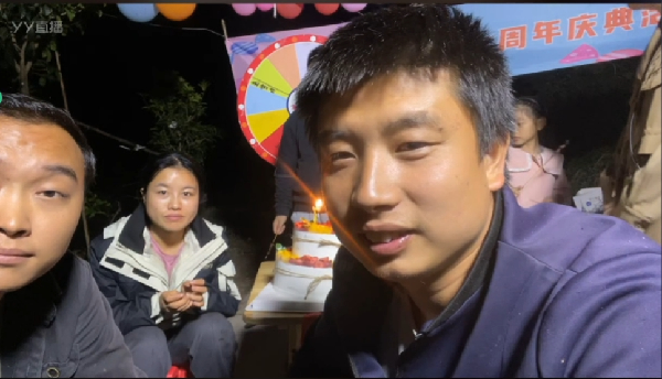 小超七周年庆典，全牛宴招待宾客