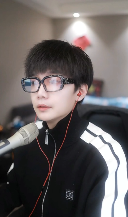 老毕希望浅蓝打团时，大哥天天都在频道