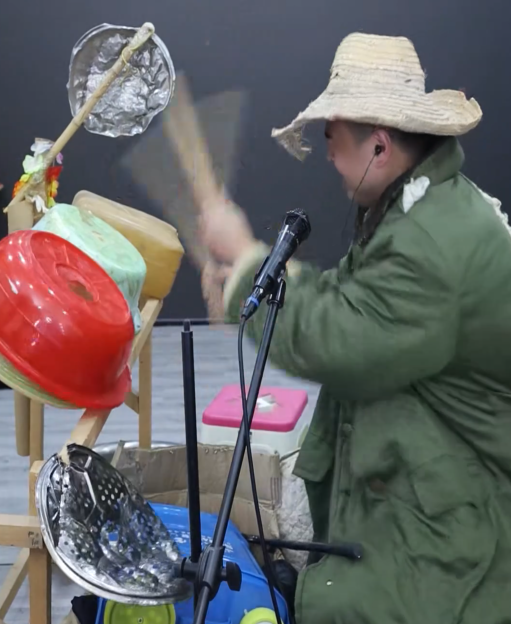 啥情况？大衣哥又把喇叭拿出来了