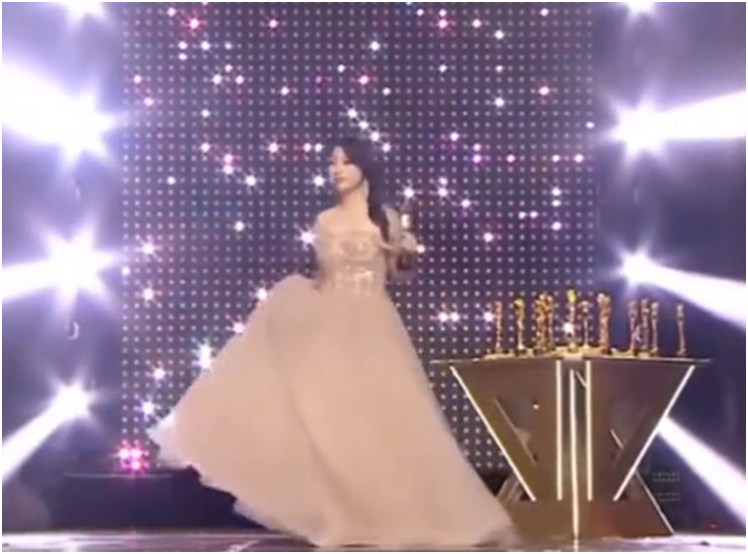 她成为了YY的顶级电母，YO姐最宠主播