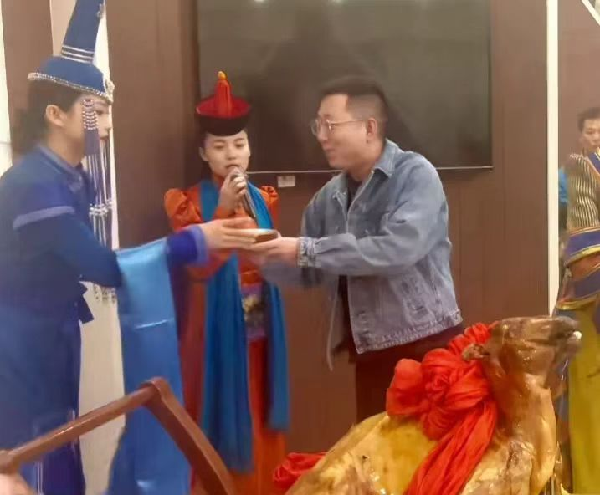 王小源内蒙见大哥，品当地美食！