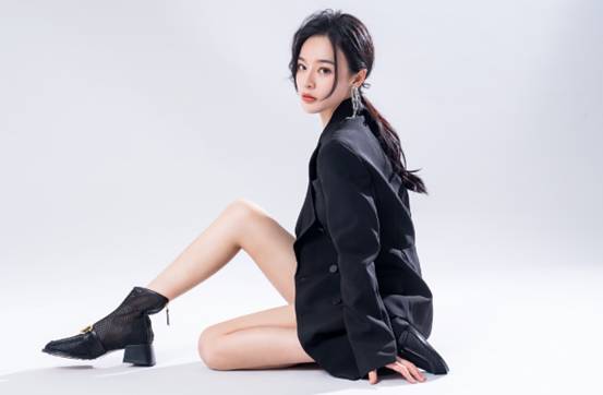 才女载誉谢众人，共邀粉丝聚盛典