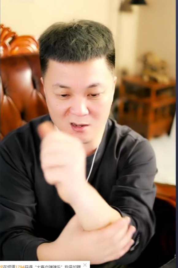 哄妈妈有一套，嘎子年年送金镯！