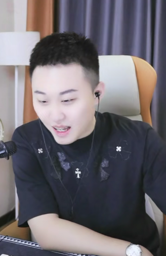 背后有大哥！卢小嘉成男音夺冠黑马