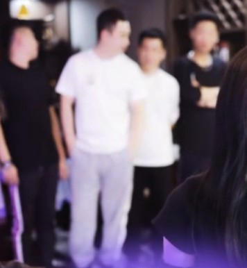 犯众怒被兄弟围殴，大叔壕刷救命