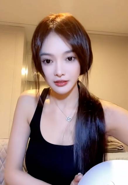 芮甜甜现身男人房间，身价超百亿