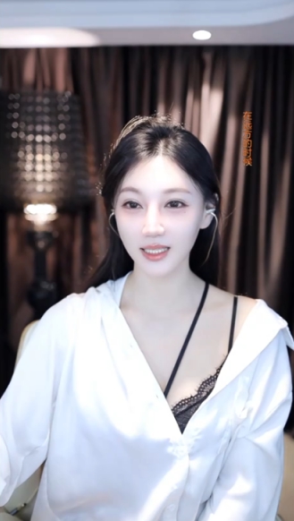 小猫咪交到的第一个新朋友，是海绵宝宝！