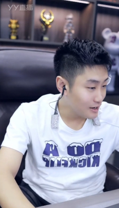 安迪见探戈哥，连吃带拿！