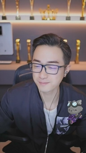 老毕问好殿下哥，滚！没钱！股票亏死了！