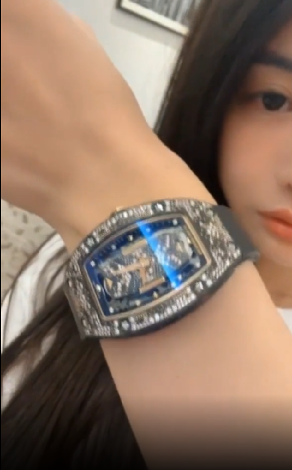 太宠了！0哥送兰梦莎新礼物