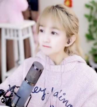 文儿自曝雪藏男友继续开播