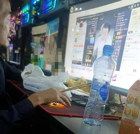 真铁，小白龙粉丝网吧看直播