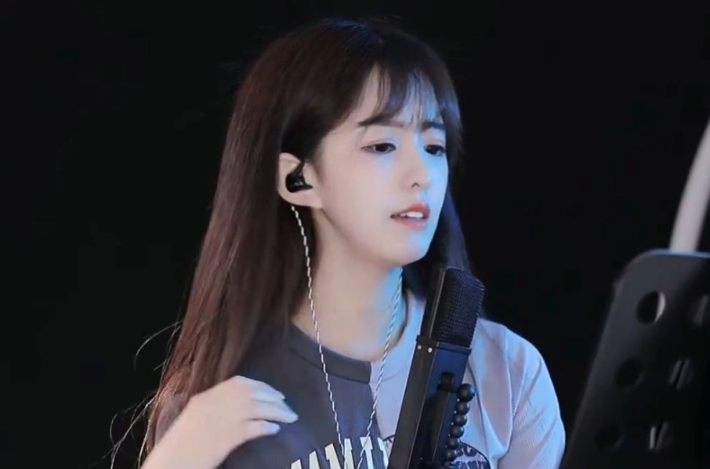 坐等收钱？AK会替她谈签约