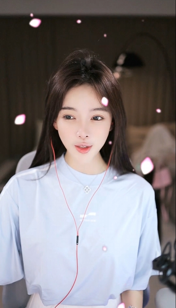 颜值自信，芮甜甜王婆相亲遭围堵