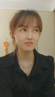 文儿：我现在上线就吃菜！