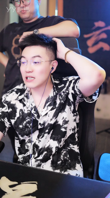 啧哥喊话玄律：给嫂子送小龙虾