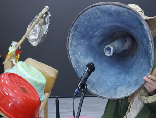 啥情况？大衣哥又把喇叭拿出来了