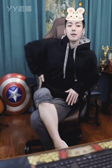 舞蹈大比拼，猫咪不敌木梳！