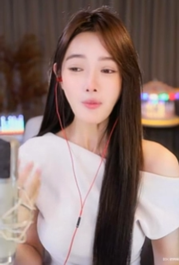 芮甜甜送给神豪一辆埃尔法，但是大哥不要