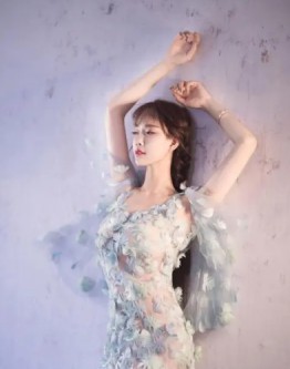 芮甜甜泪洒直播间！