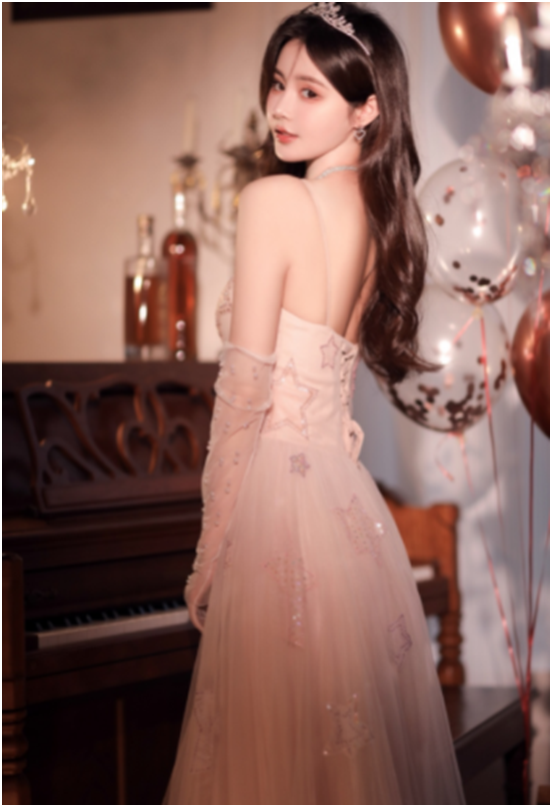 这位身材超棒的电母昨天吃饱了