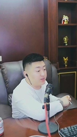 高峰时小洲直播间全是大哥，每天都忙死