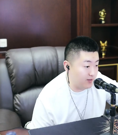 小洲询问为何关乱斗，雪儿谈原因