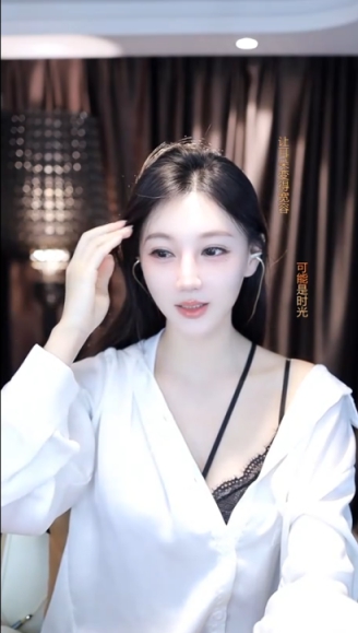 小猫咪交到的第一个新朋友，是海绵宝宝！