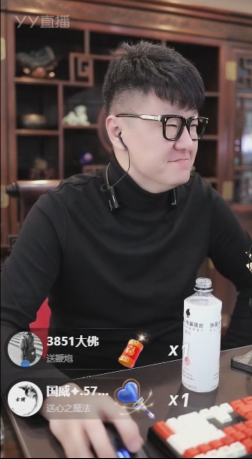 豪气！大哥豪刷给国威女团按空调