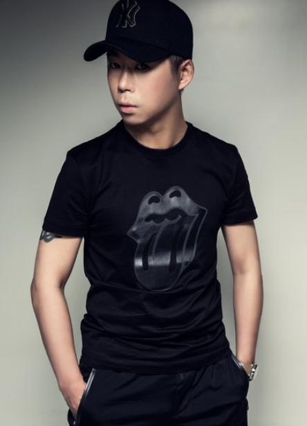 他俩不敢打扰大哥，均怕被踢出群 