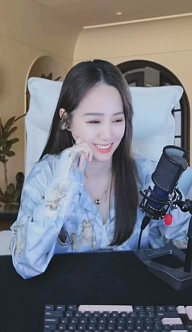 嘴巴特严，大哥们的事她一点不说