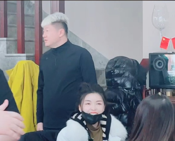 美女主播投怀送抱，大佛害羞脸红