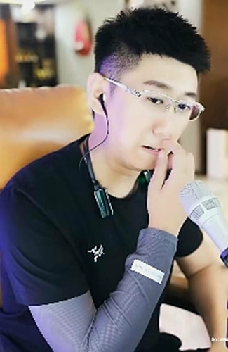 两大神豪与小浩一顿饭就喝一瓶啤酒